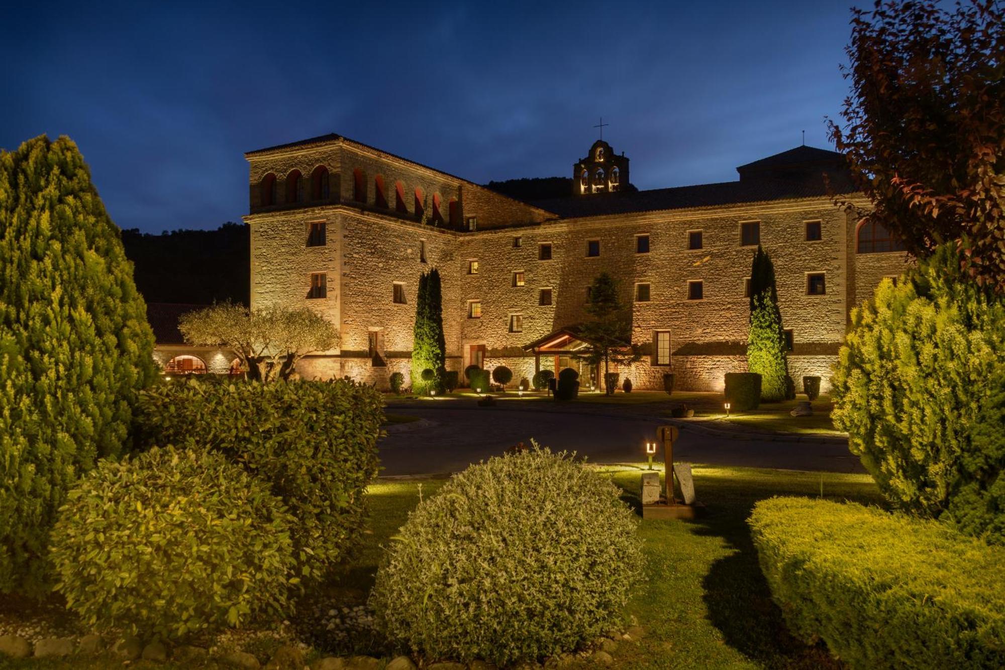 Hotel & Spa Monasterio De Boltaña Exterior foto The monastery at night