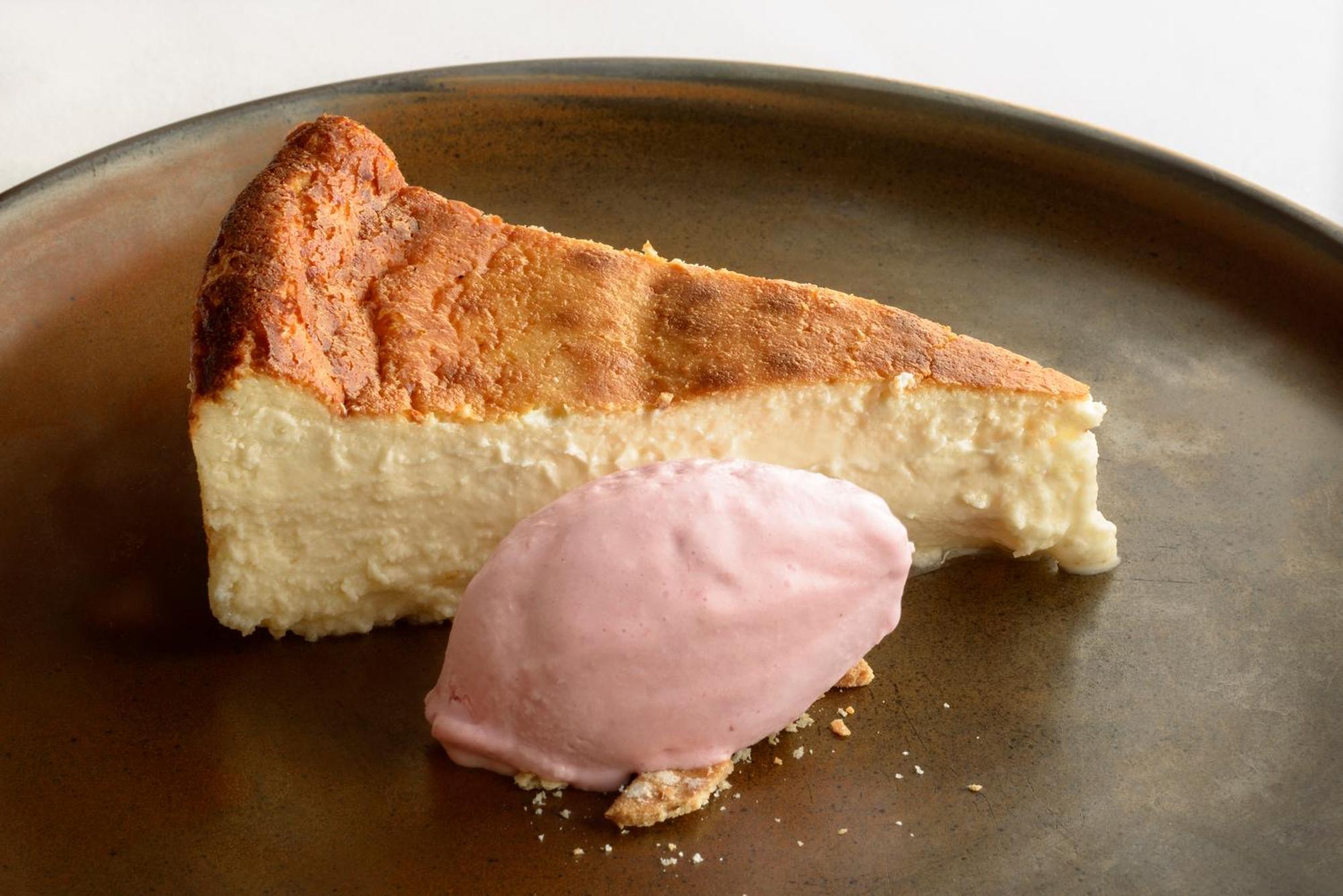 Hotel & Spa Monasterio De Boltaña Exterior foto A slice of cheesecake with a scoop of sorbet