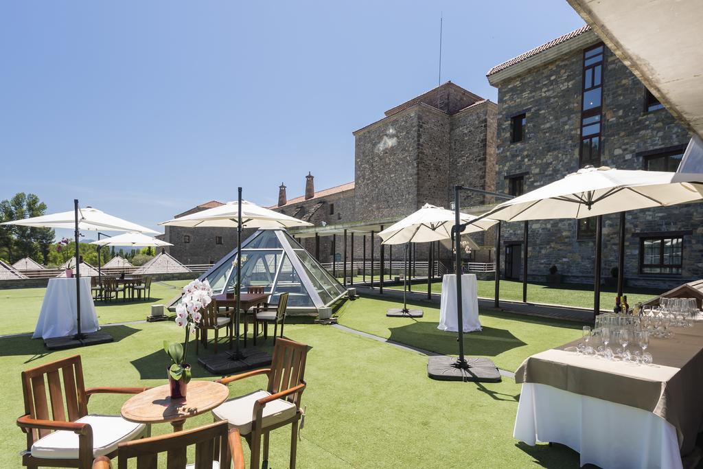 Hotel & Spa Monasterio De Boltaña Exterior foto The terrace of the hotel